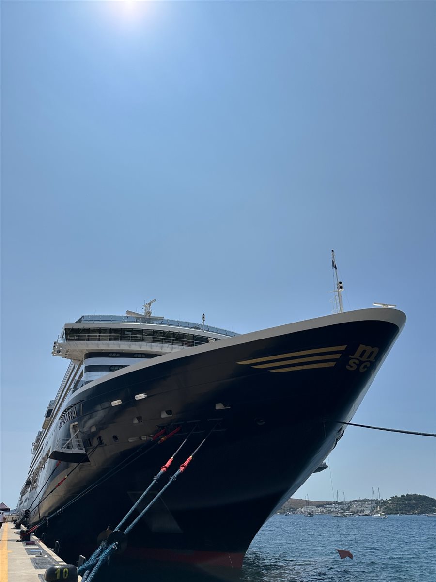 Explora I atracado em Bodrum, Turquia