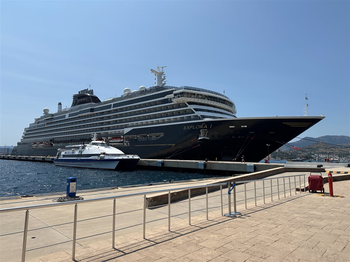 Explora I atracado em Bodrum, Turquia