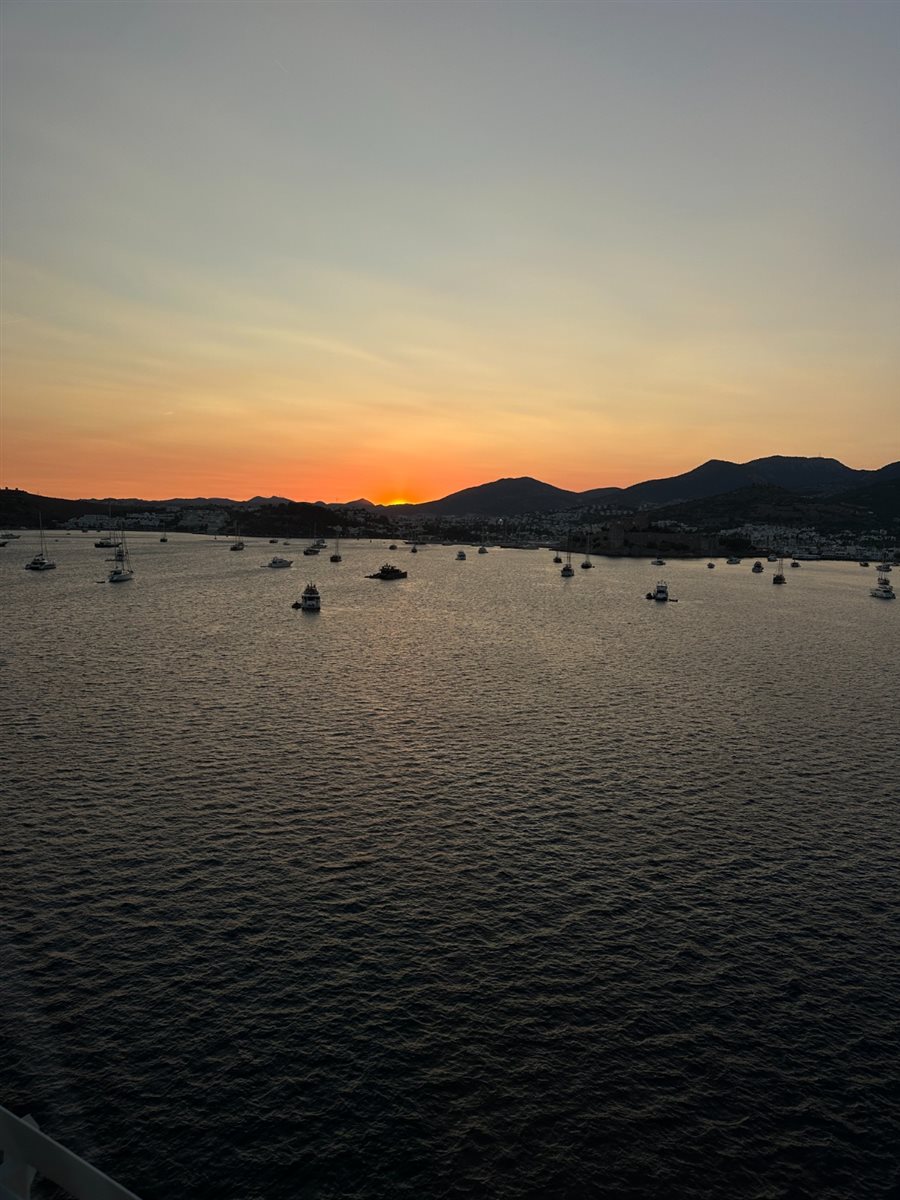 Mar Egeu pelas muralhas da histórica Bodrum