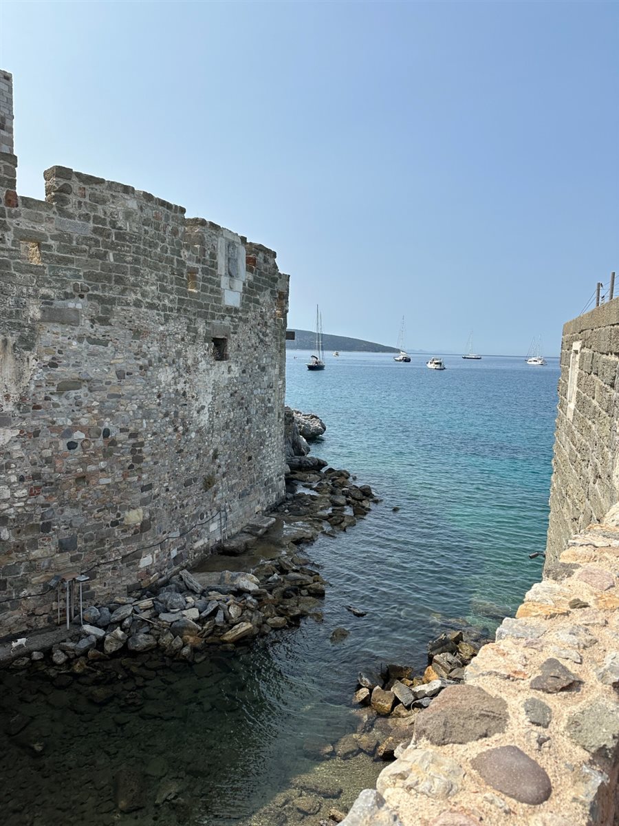 Mar Egeu pelas muralhas da histórica Bodrum