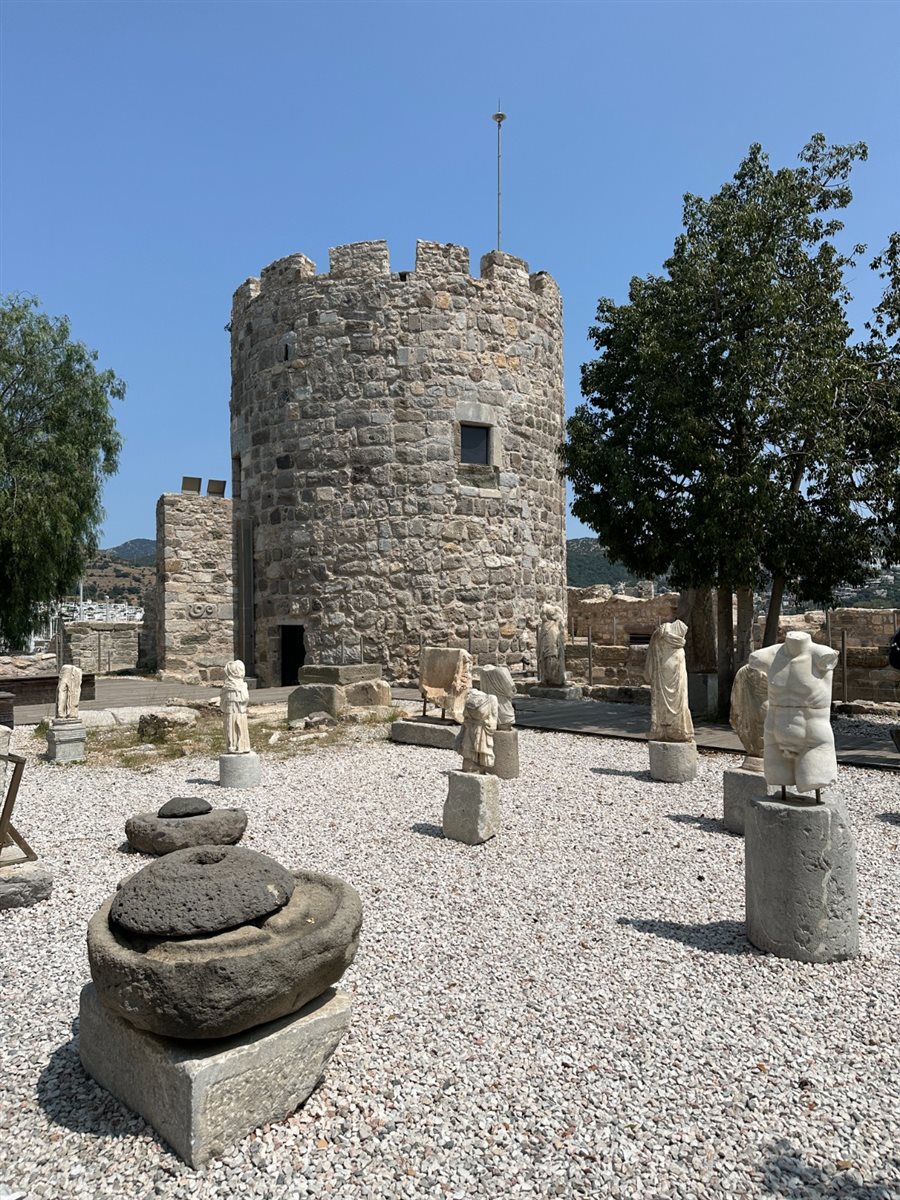 Mar Egeu pelas muralhas da histórica Bodrum