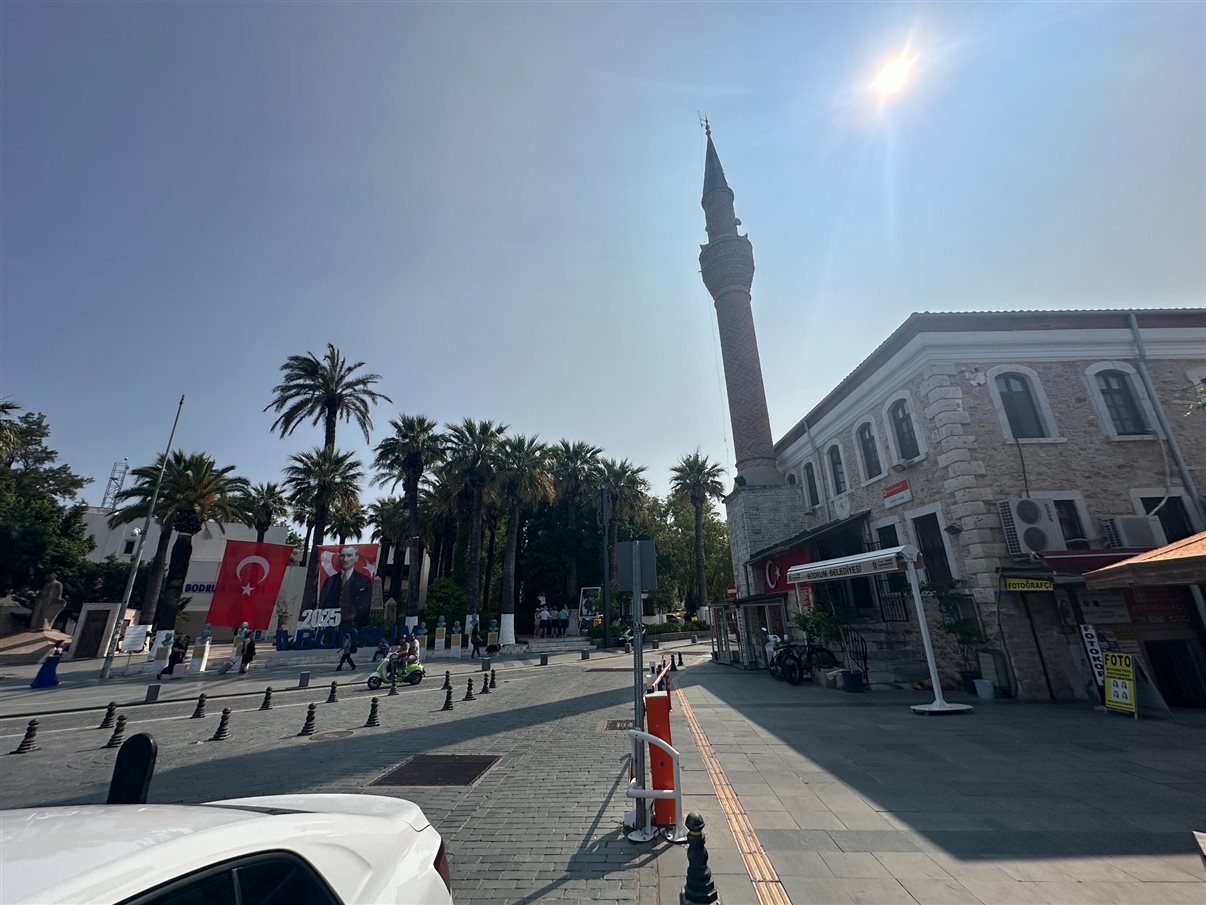 Mar Egeu pelas muralhas da histórica Bodrum