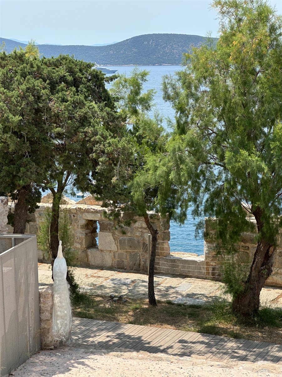 Mar Egeu pelas muralhas da histórica Bodrum