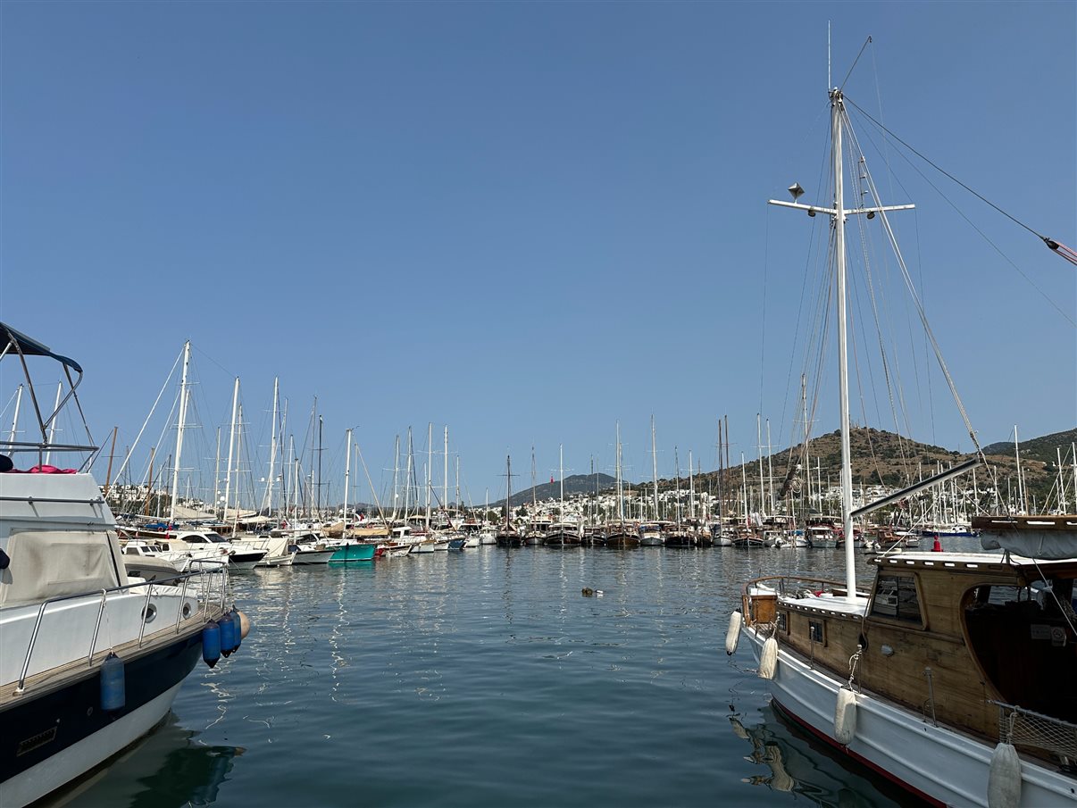 Mar Egeu pelas muralhas da histórica Bodrum