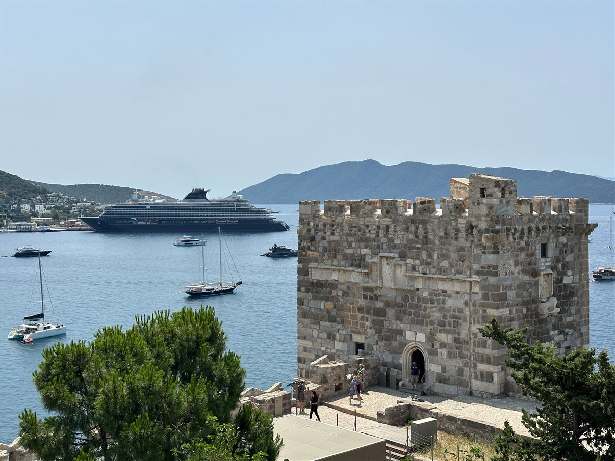 Mar Egeu pelas muralhas da histórica Bodrum