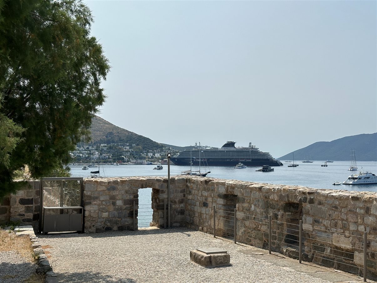 Mar Egeu pelas muralhas da histórica Bodrum