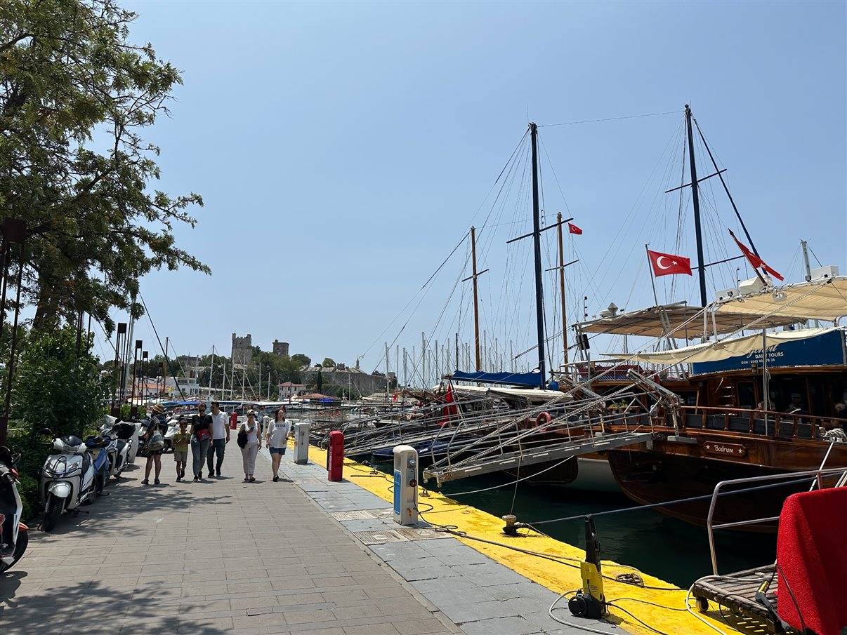 Mar Egeu pelas muralhas da histórica Bodrum