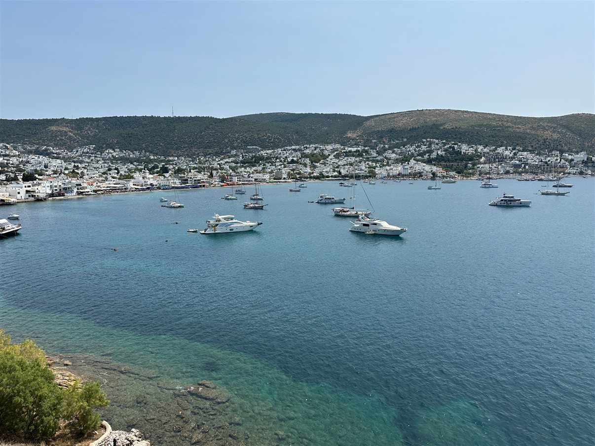 Mar Egeu pelas muralhas da histórica Bodrum