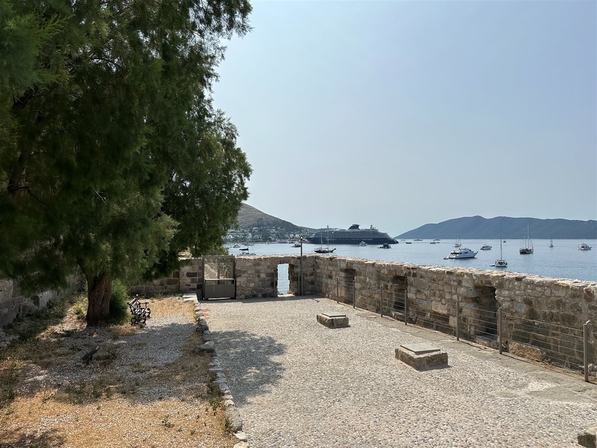 Mar Egeu pelas muralhas da histórica Bodrum