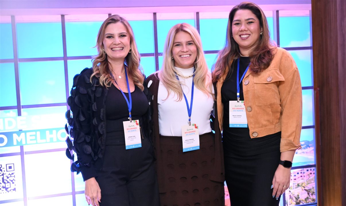Jarbiana Costa, do Natal CVB, Juliana Andrade, da Academia de Viagens Corporativas, e Nayara Santana, do Emprotur