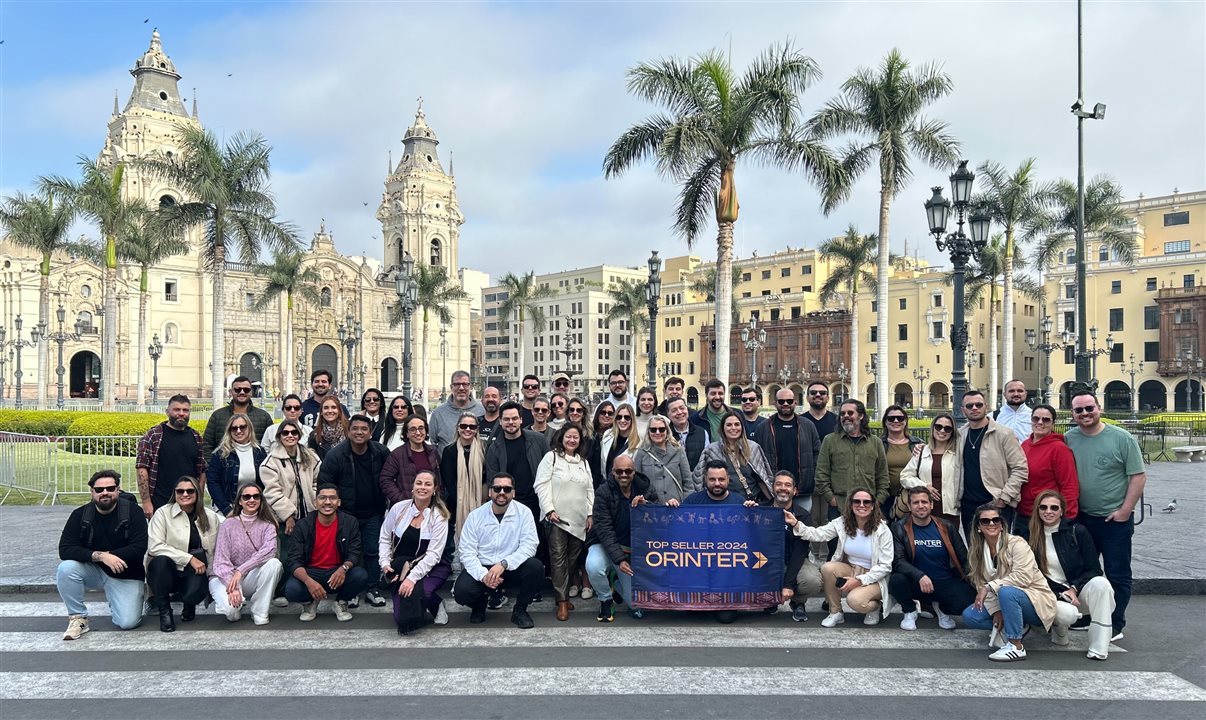 Grupo do Top Sellers Orinter 2024 na Plaza Mayor, em Lima