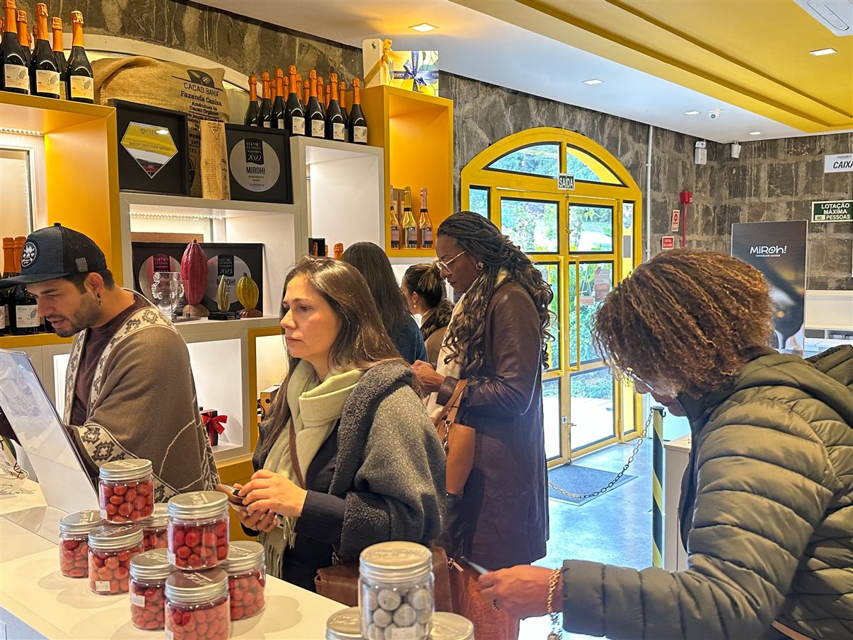 Na loja da Miroh!, grupo da Fam Fênix Educativa com chef Ricardo Campos ao centro