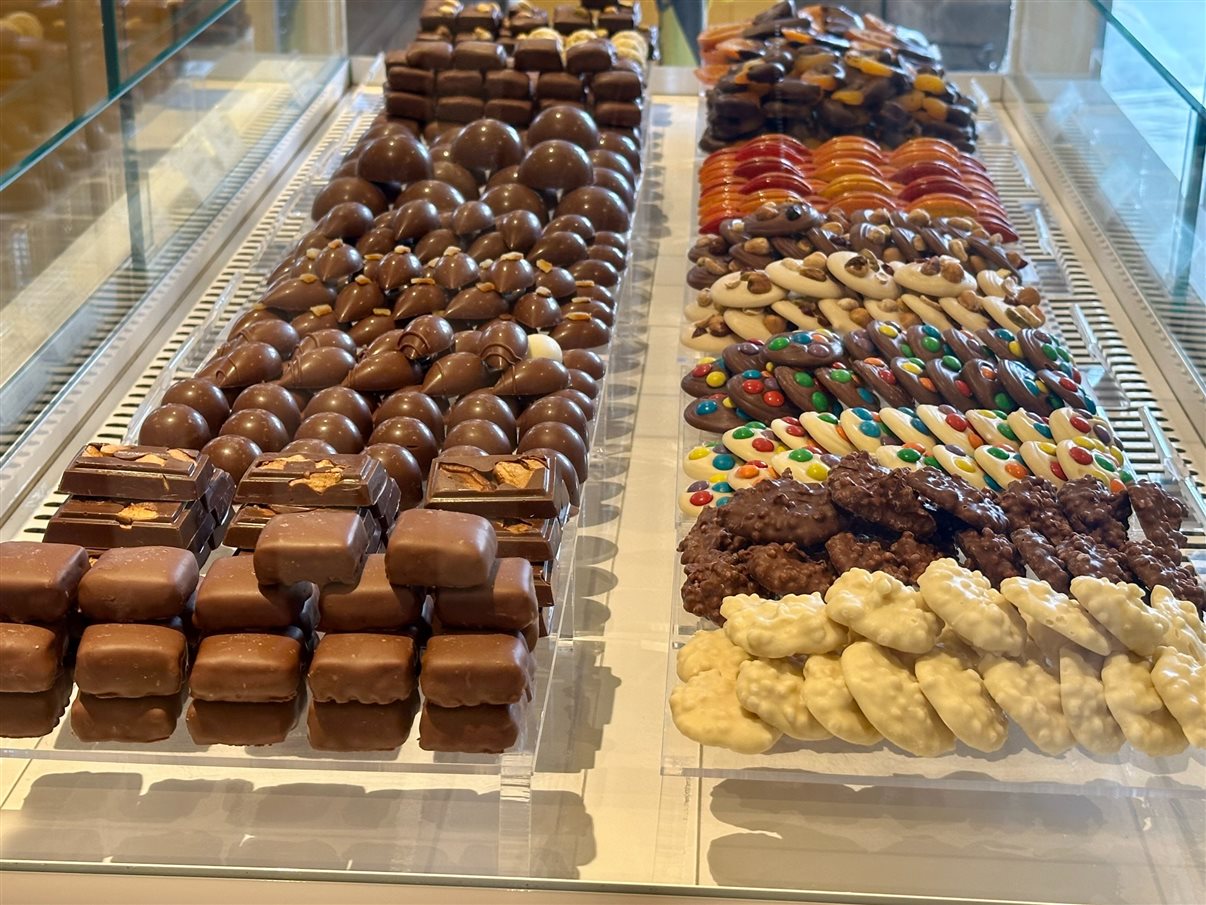 Na loja da Miroh!, grupo da Fam Fênix Educativa com chef Ricardo Campos ao centro