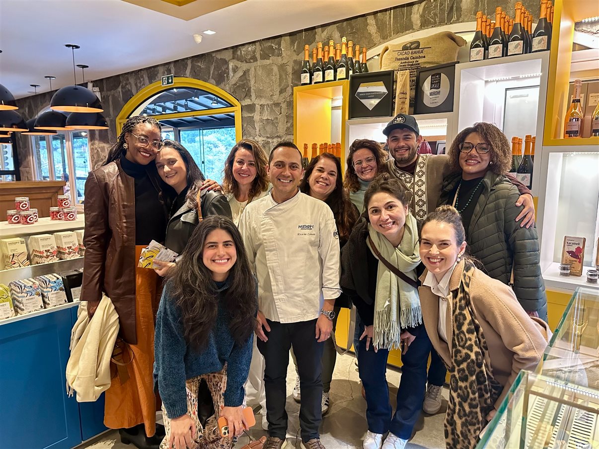 Na loja da Miroh!, grupo da Fam Fênix Educativa com chef Ricardo Campos ao centro