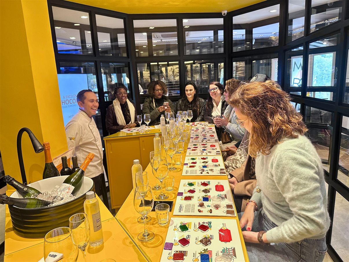 Na loja da Miroh!, grupo da Fam Fênix Educativa com chef Ricardo Campos ao centro