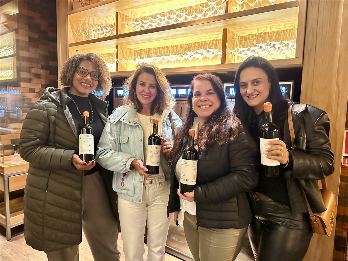 As agentes Mileide Campos (MR Agência de Viagens), Alessandra Brite (Sargas Travel), Andrea Gaidão (Andrea Gaidão Viagens) e Paula Ramos (Turismo.com) mostram seus blends personalizados e engarrafados com rótulos próprios 