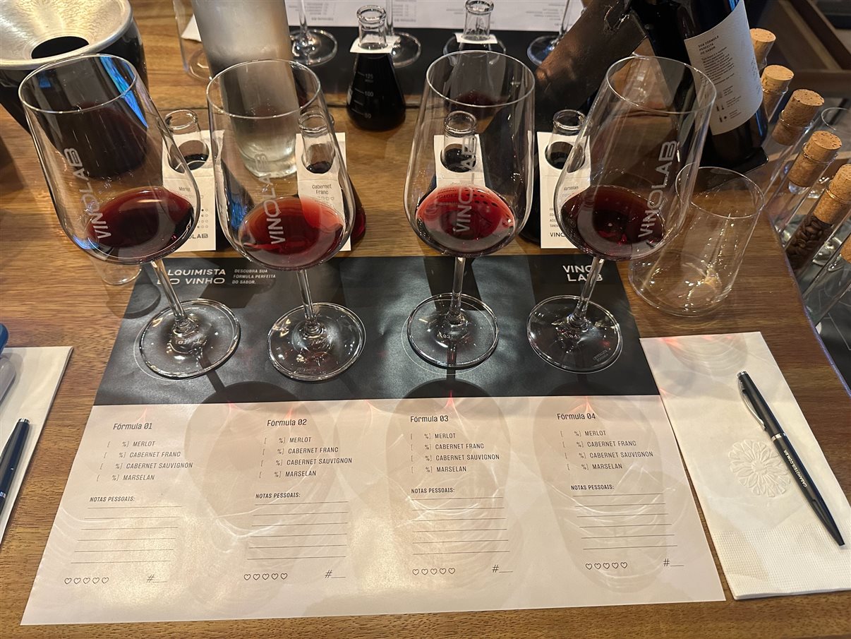 As agentes Mileide Campos (MR Agência de Viagens), Alessandra Brite (Sargas Travel), Andrea Gaidão (Andrea Gaidão Viagens) e Paula Ramos (Turismo.com) mostram seus blends personalizados e engarrafados com rótulos próprios 