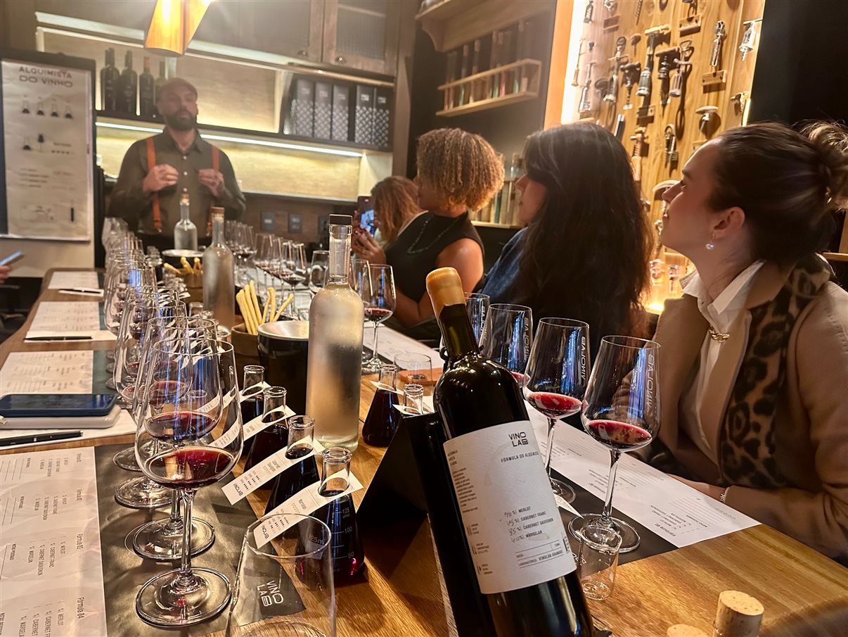 As agentes Mileide Campos (MR Agência de Viagens), Alessandra Brite (Sargas Travel), Andrea Gaidão (Andrea Gaidão Viagens) e Paula Ramos (Turismo.com) mostram seus blends personalizados e engarrafados com rótulos próprios 