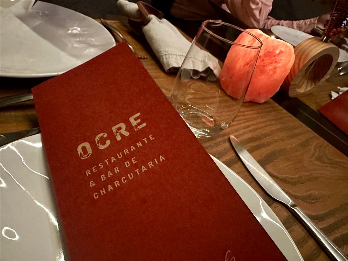 O restaurante Ocre fica no hotel Wood e tem menu assinado por Roberta Sudbrack