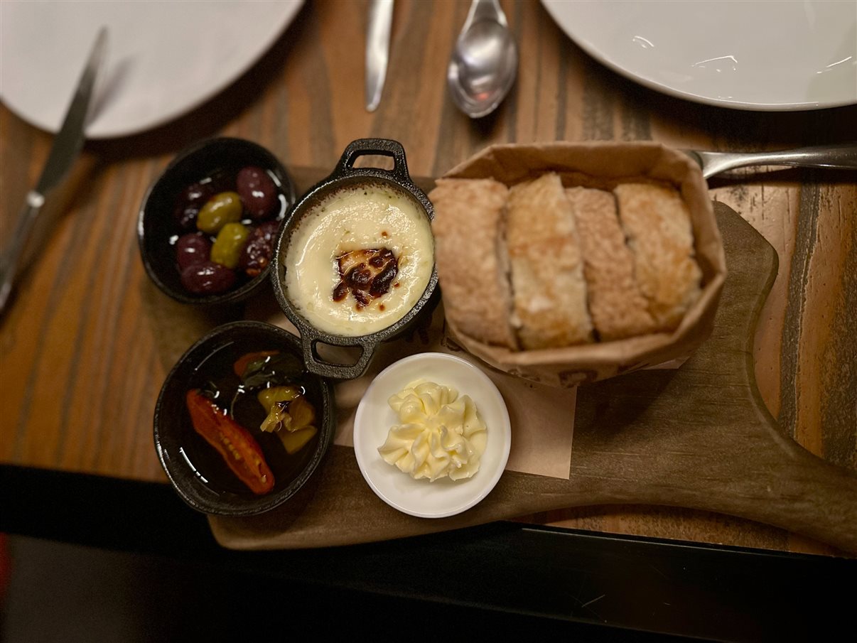 O restaurante Ocre fica no hotel Wood e tem menu assinado por Roberta Sudbrack