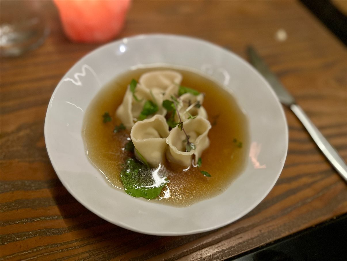 O restaurante Ocre fica no hotel Wood e tem menu assinado por Roberta Sudbrack