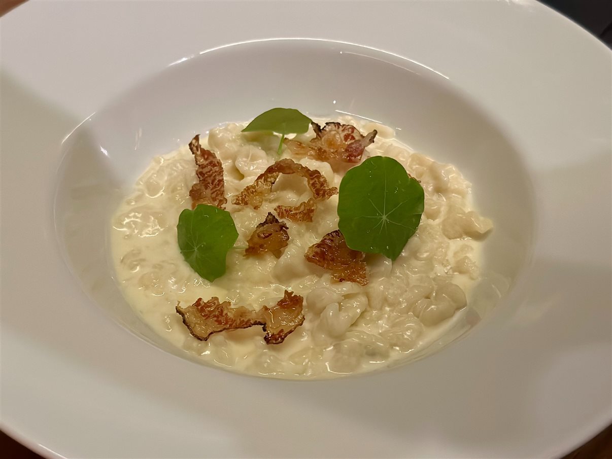 O restaurante Ocre fica no hotel Wood e tem menu assinado por Roberta Sudbrack