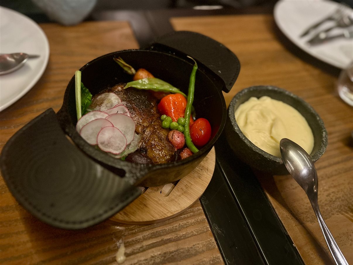 O restaurante Ocre fica no hotel Wood e tem menu assinado por Roberta Sudbrack