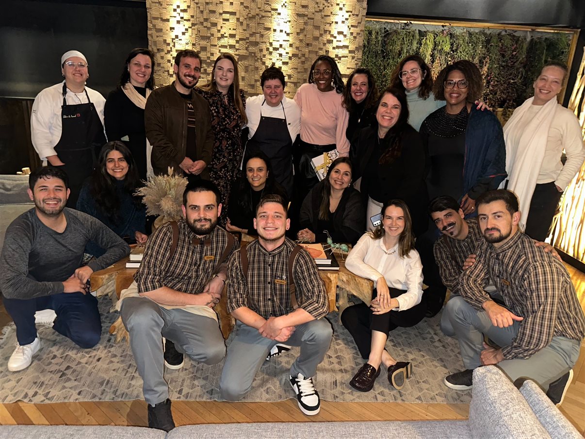 Equipe do restaurante Ocre e do Casa Hotéis se une ao grupo da Fam Fênix Educativa de Rogéria Pinheiro e RARO Community em noite de encerramento