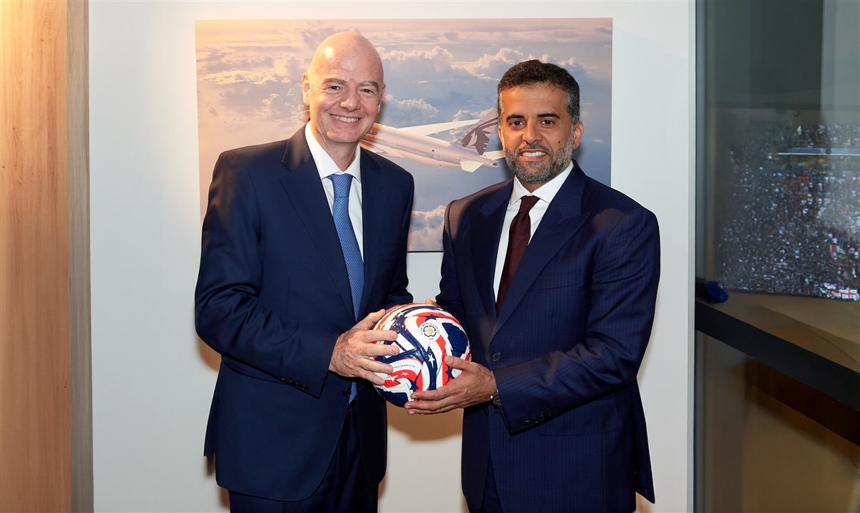 Gianni Infantino, presindente da Fifa, e Badr Mohammed Al-Meer, CEO do Grupo Qatar Airways