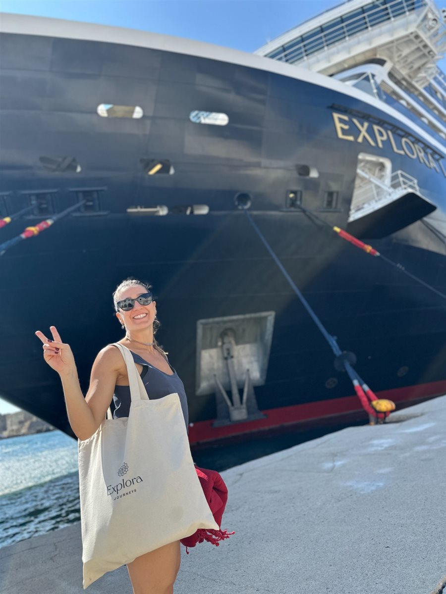 Maria Fernanda Trentin, Marketing e PR Lead da Explora Journeys para o Brasil, voltando ao navio depois de dia intenso em Rhodes. Foi para a piscina também, Mafê?