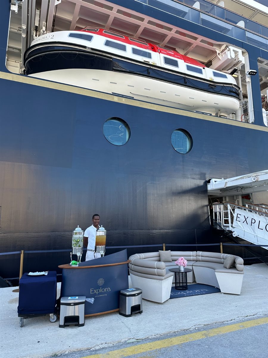 Astern Pool & Bar, na traseira do navio