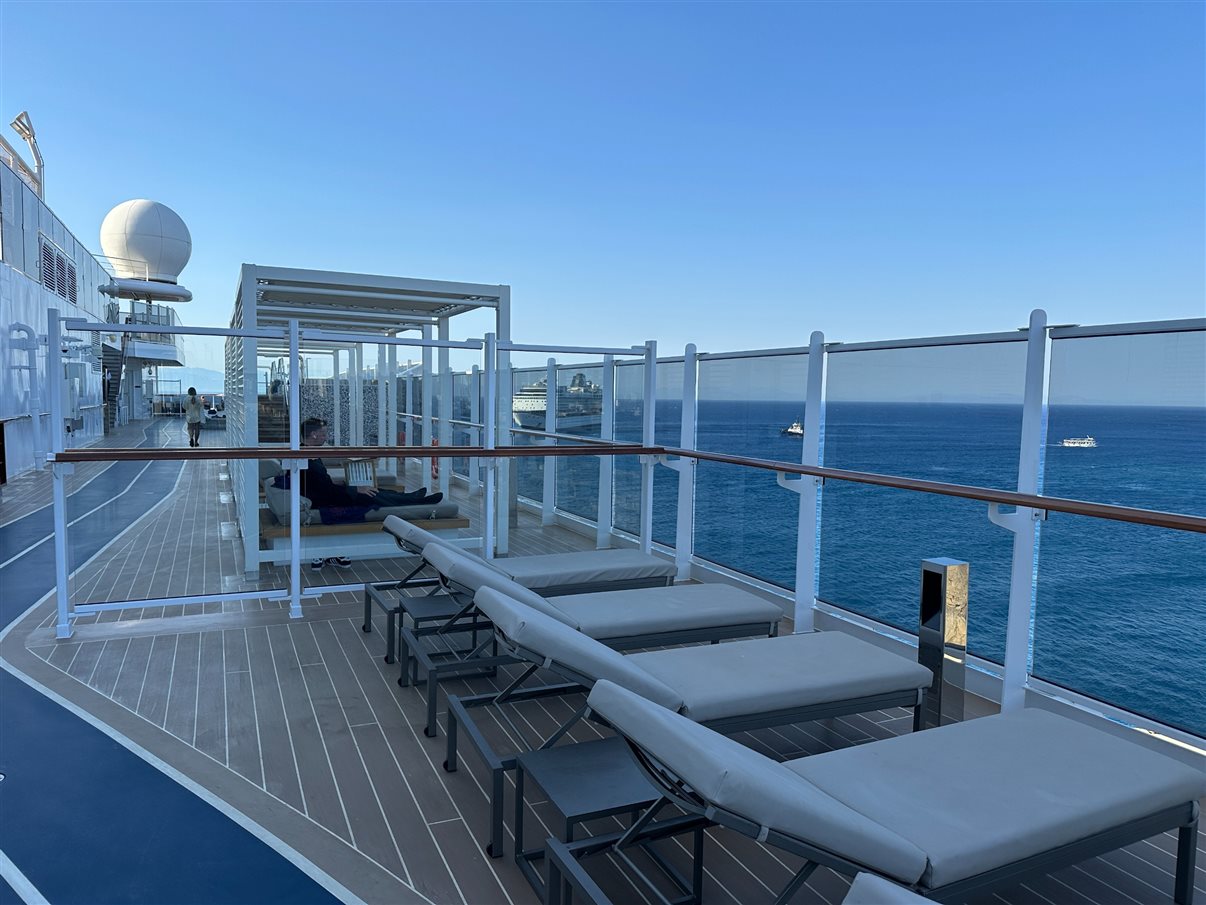 Astern Pool & Bar, na traseira do navio