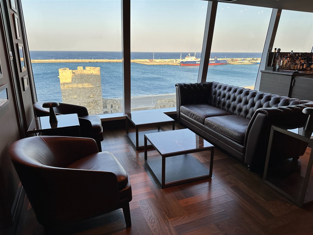 Astern Pool & Bar, na traseira do navio