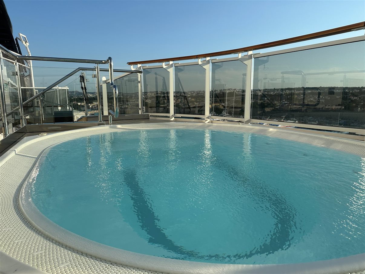 Astern Pool & Bar, na traseira do navio