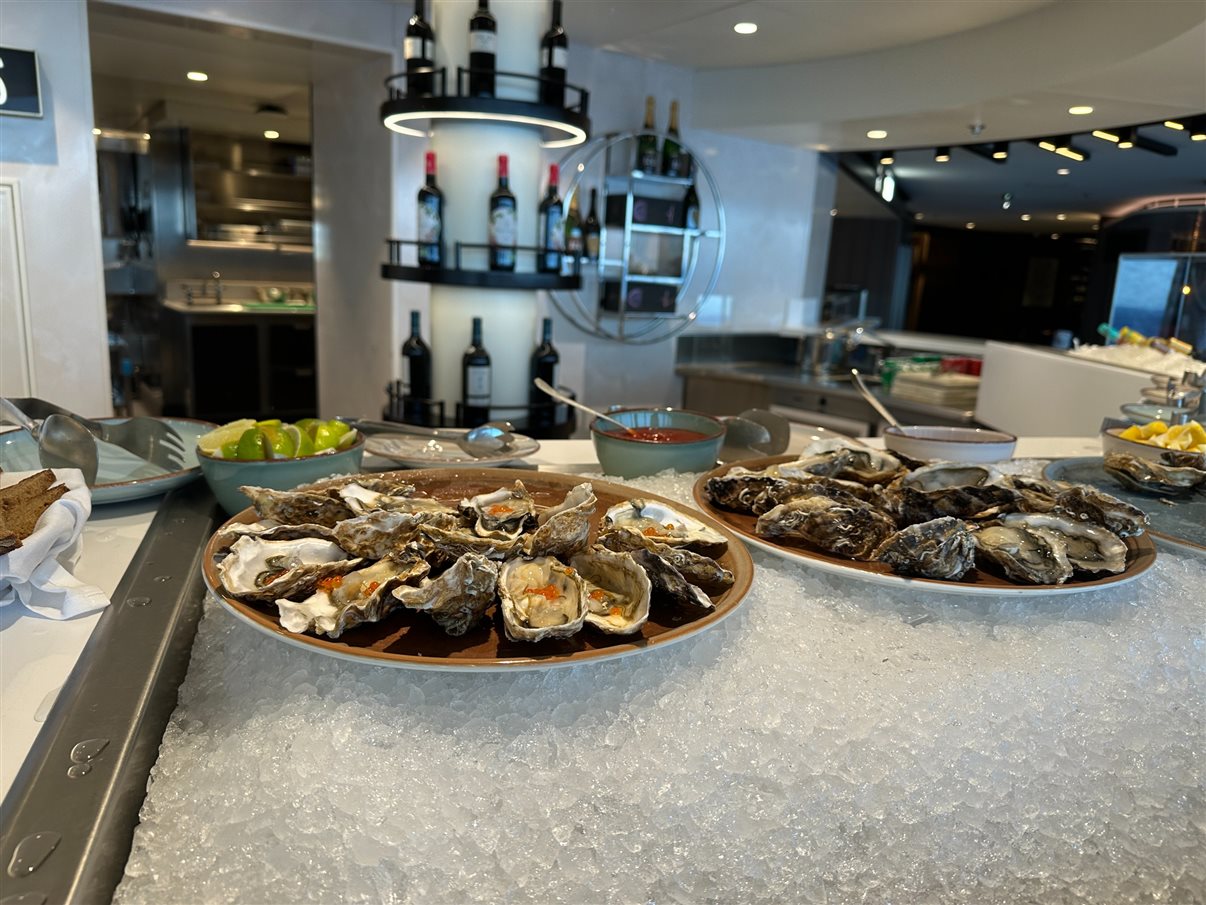 Astern Pool & Bar, na traseira do navio
