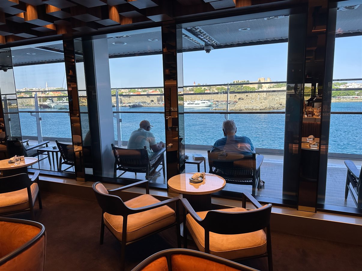 Astern Pool & Bar, na traseira do navio