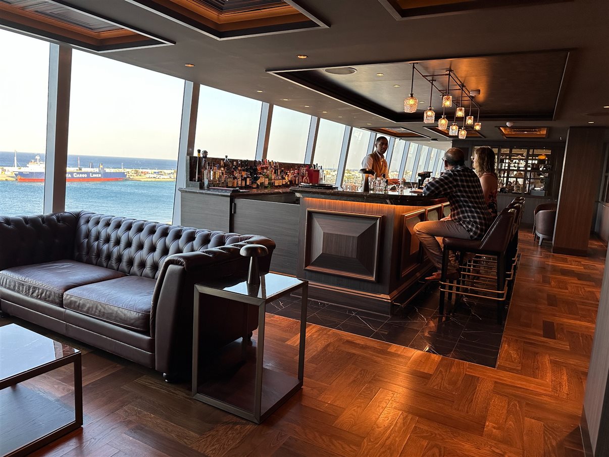 Astern Pool & Bar, na traseira do navio