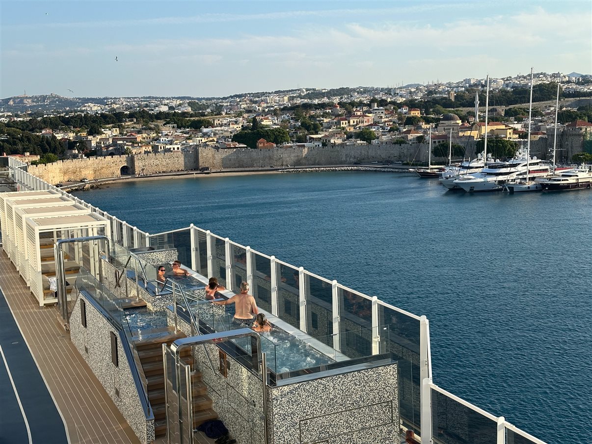 Astern Pool & Bar, na traseira do navio