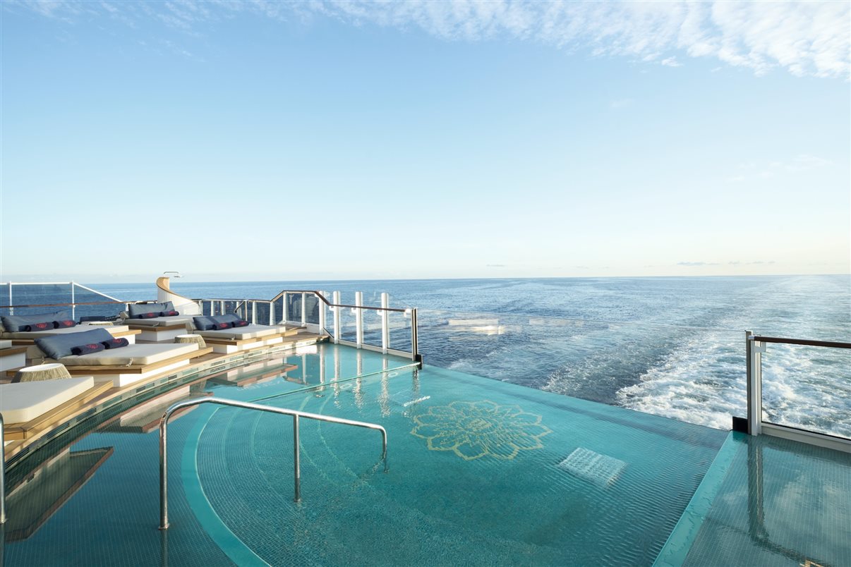 Astern Pool & Bar, na traseira do navio