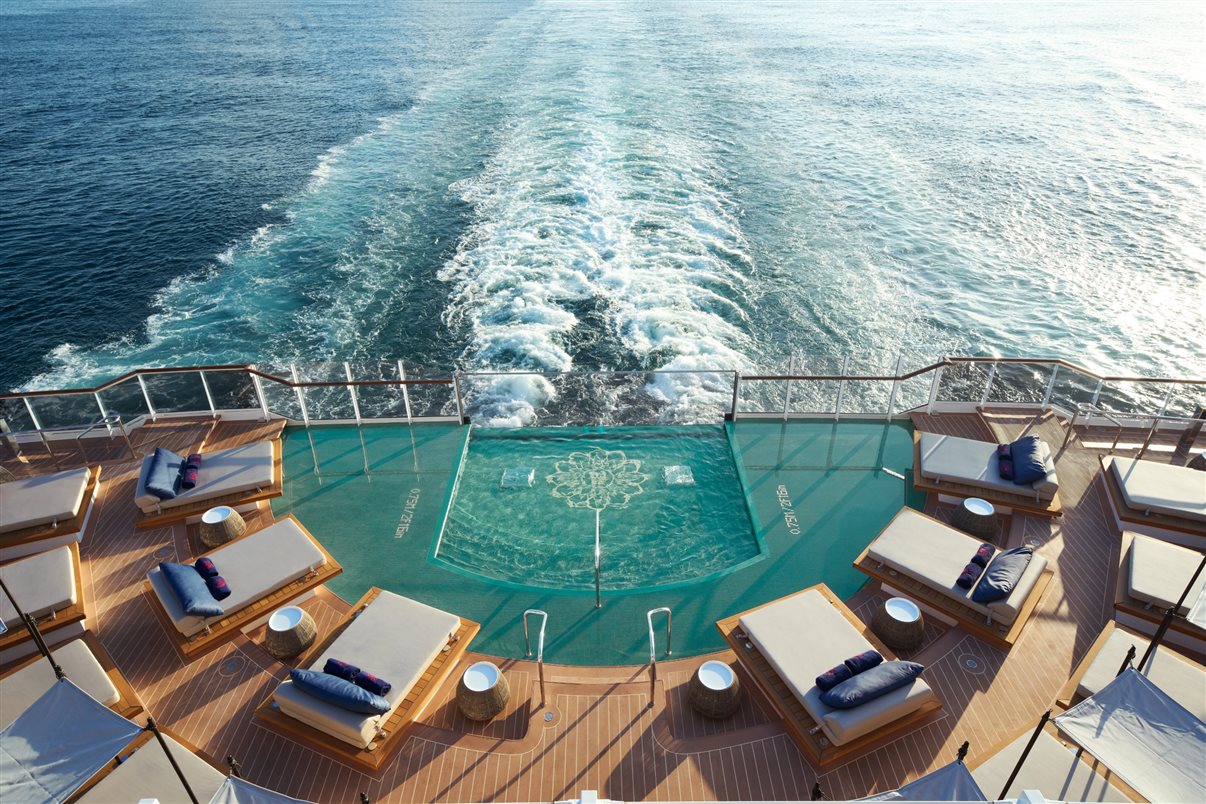 Astern Pool & Bar, na traseira do navio