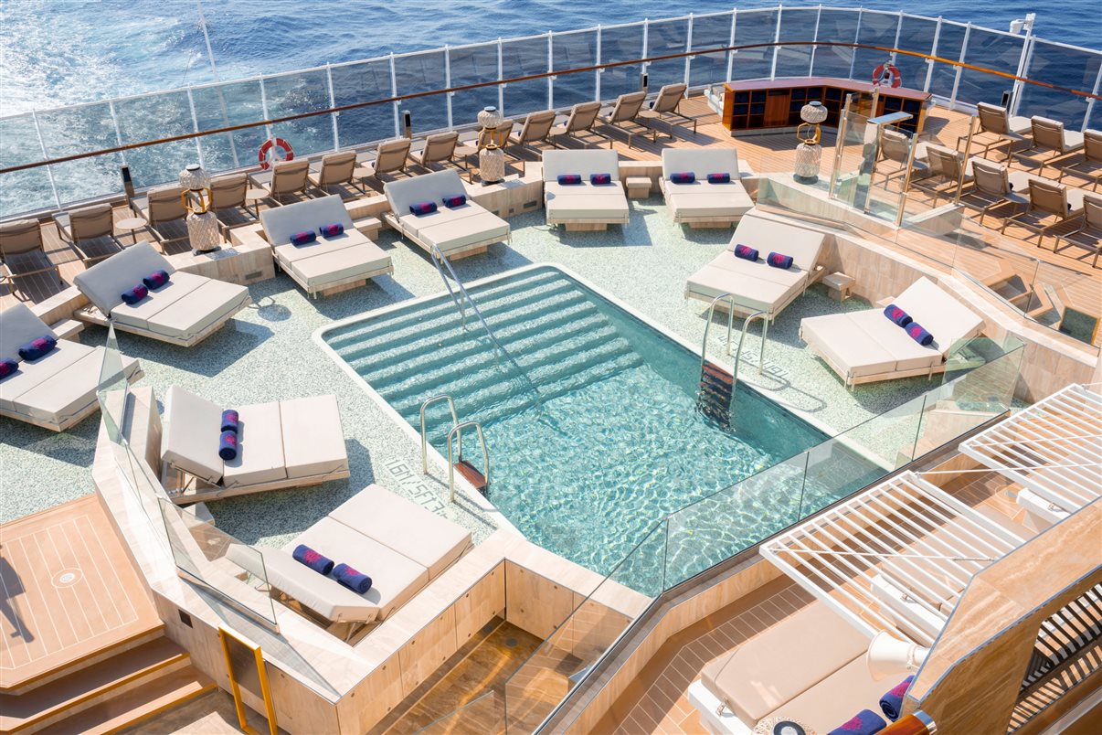 Astern Pool & Bar, na traseira do navio