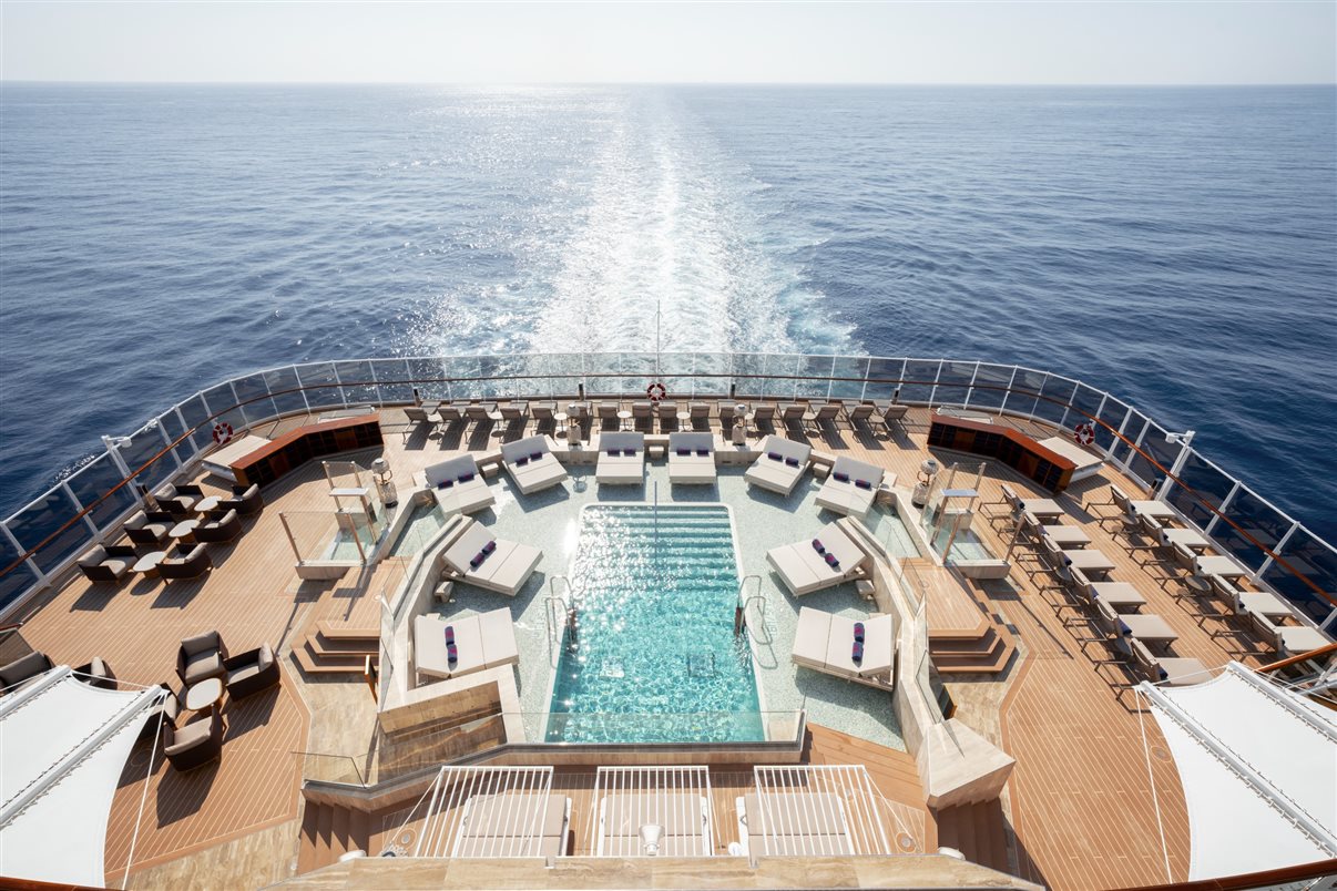Astern Pool & Bar, na traseira do navio