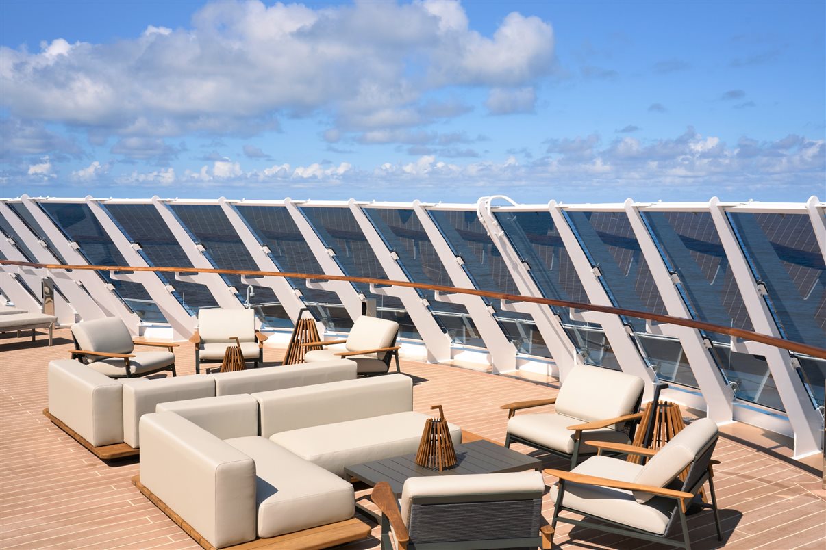 Astern Pool & Bar, na traseira do navio