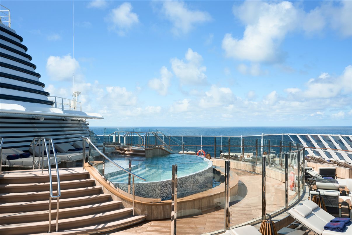 Astern Pool & Bar, na traseira do navio