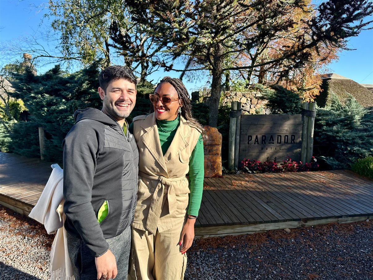 Filipe Barbosa, da RARO Community, e Rogéria Pinheiro no Hotel Parador, de Cambará do Sul