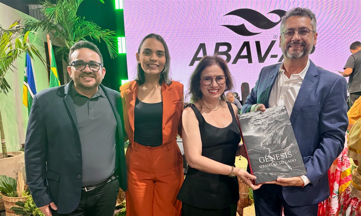 Elenilton Marques, presidente da Abav-AP, Syntia Lamarão, secretária de Turismo do Amapá, Ana Carolina Medeiros, presidente da Abav Nacional, e Clécio Luis, governador do Amapá
