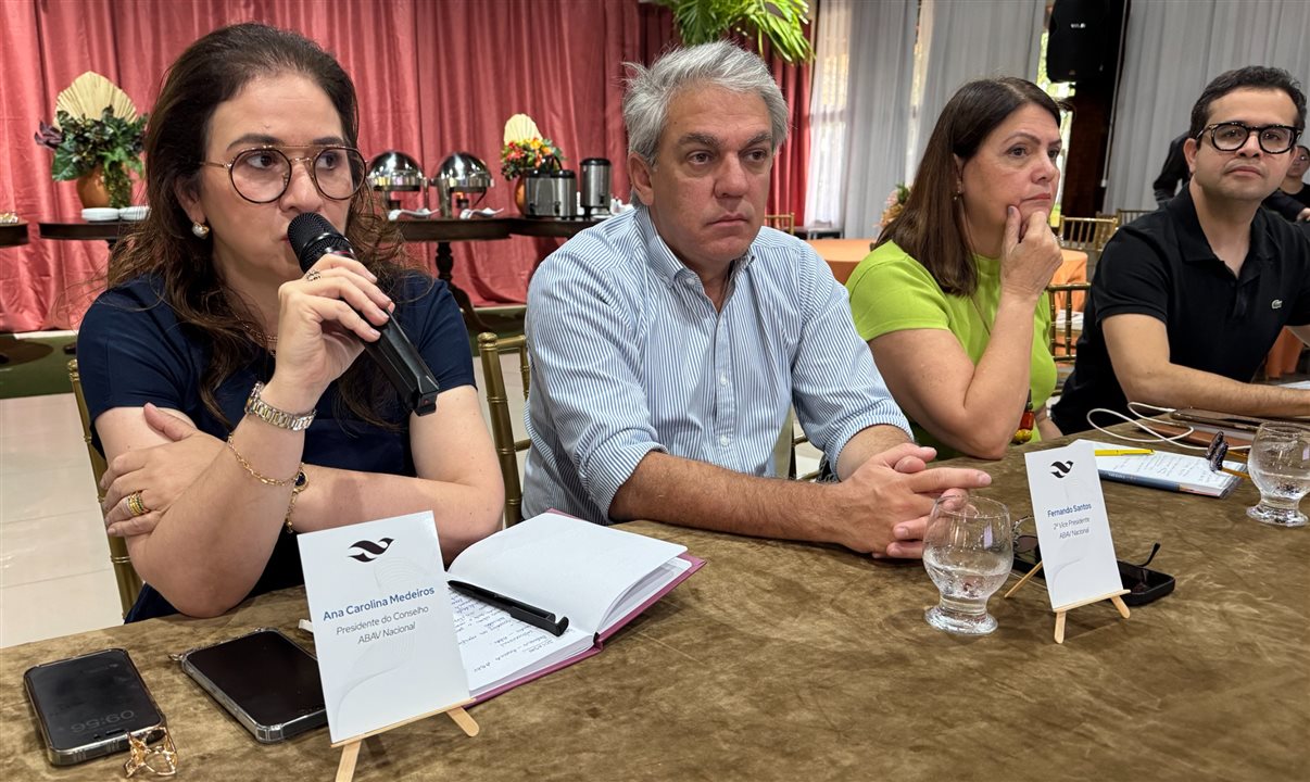 Ana Carolina Medeiros, presidente da Abav Nacional, ao lado de Fernando Santos, VP da Abav Nacional, e de Rita Vasconcelos, do Conselho da Abav Nacional
