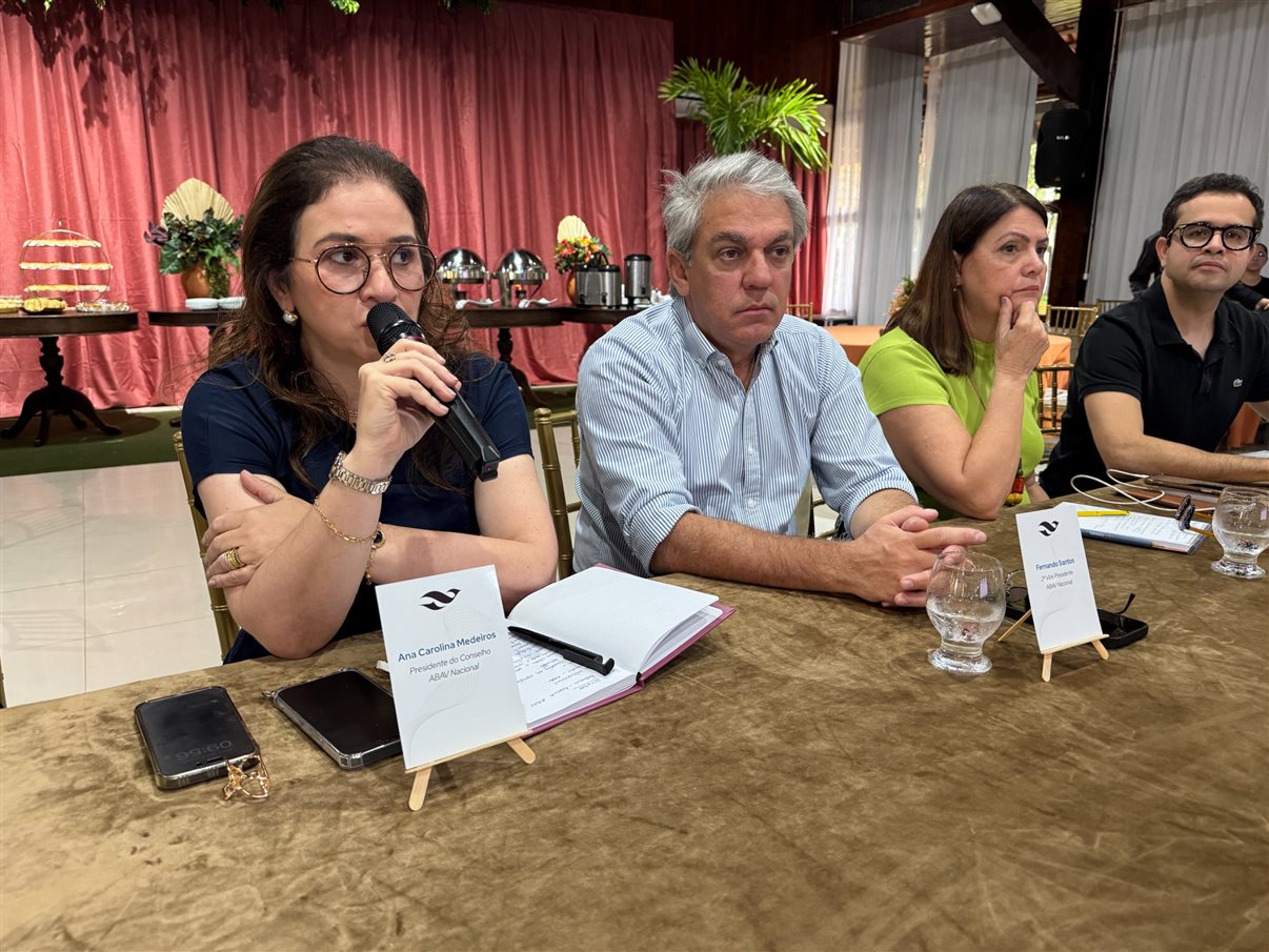 Ana Carolina Medeiros, presidente da Abav Nacional, ao lado de Fernando Santos, VP da Abav Nacional, e de Rita Vasconcelos, do Conselho da Abav Nacional