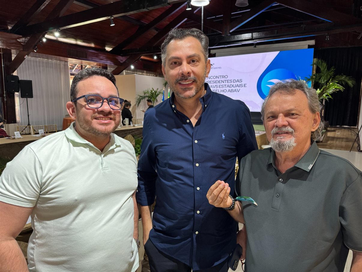 Ana Carolina Medeiros, presidente da Abav Nacional, ao lado de Fernando Santos, VP da Abav Nacional, e de Rita Vasconcelos, do Conselho da Abav Nacional