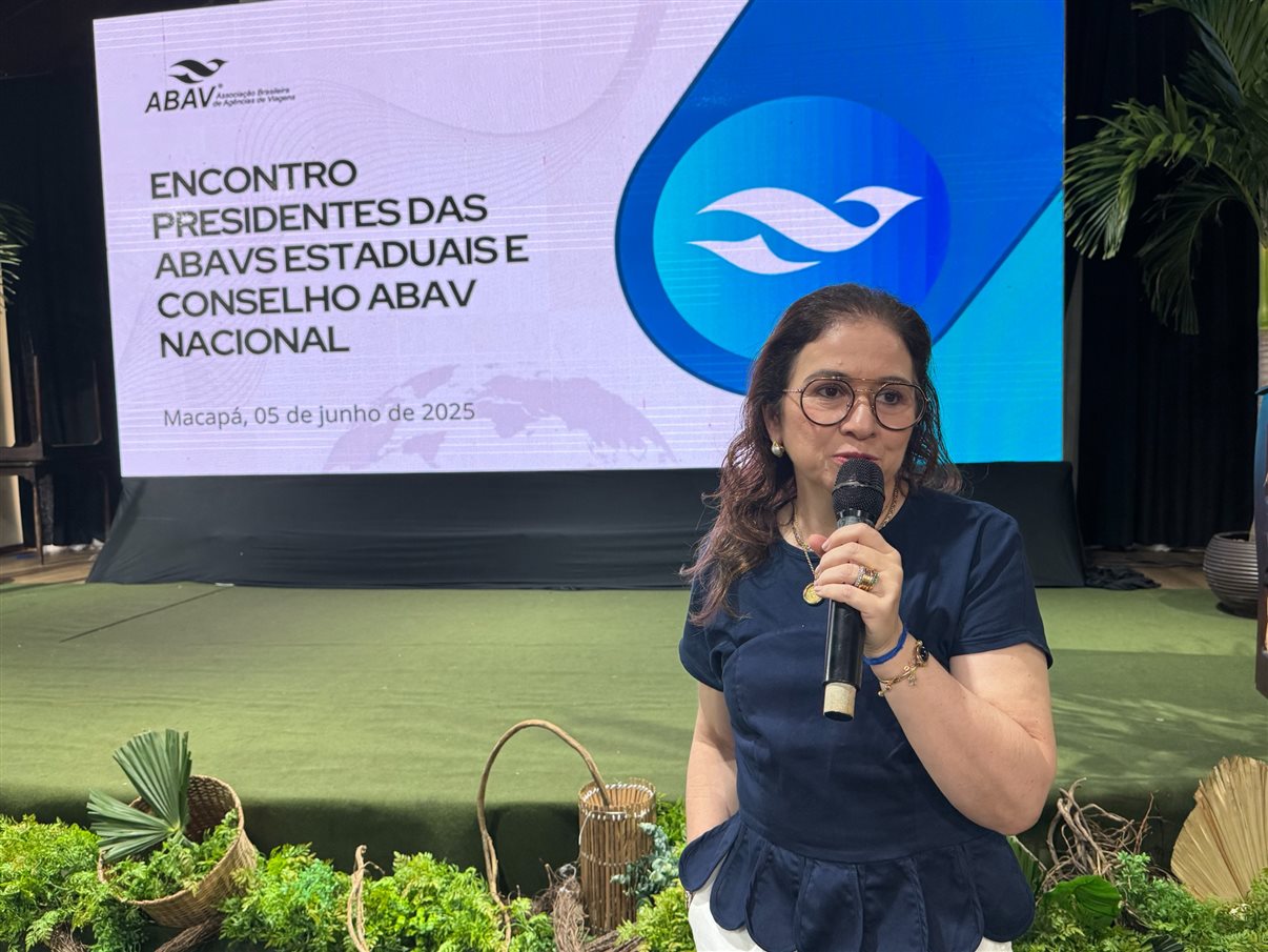Ana Carolina Medeiros, presidente da Abav Nacional, ao lado de Fernando Santos, VP da Abav Nacional, e de Rita Vasconcelos, do Conselho da Abav Nacional